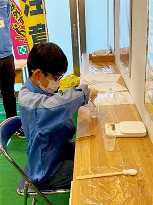 1人で熱心に実験をする様子