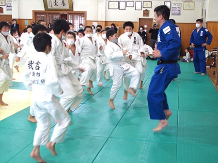 講師と子どもたちで一緒に準備運動