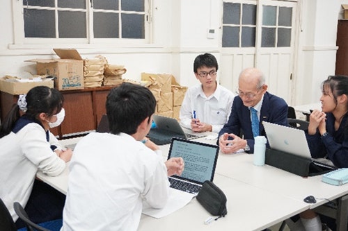 吉野の話を熱心に聴く生徒の皆さん