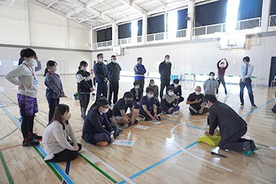 講師の実演を真剣なまなざしで聴く教職員の皆さん