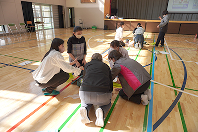 胸骨圧迫を止めないように、グループ内で連携