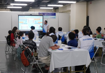 電池の仕組みについて説明をしています