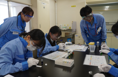 クロマトグラフィーを用いた色素分離実験