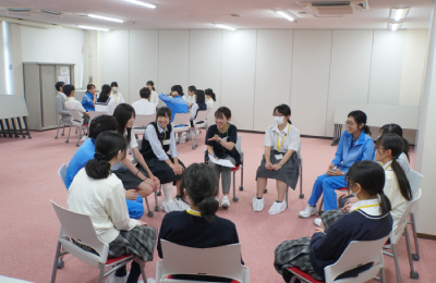 2組に分かれて社員と交流