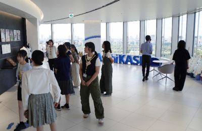本社オフィスの展示スペース見学
