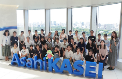 イベントに参加した中高生と社員