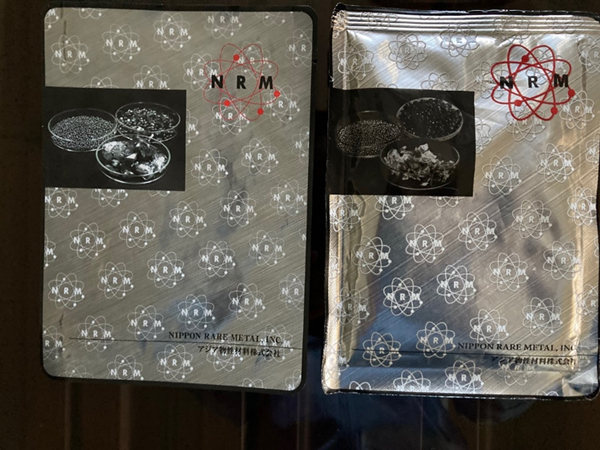 パッケージ偽造の一例　純正品（左）と偽造品（右）