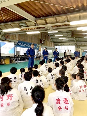 挨拶する講師陣