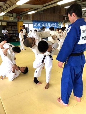 指導する講師