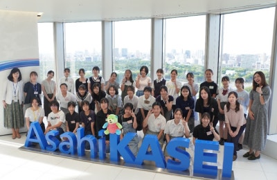 イベントに参加した中高生と社員