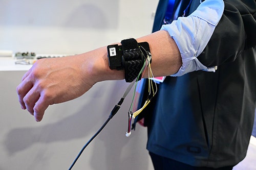ウェアラブル機器向け温度・筋電位（EMG）計測ソリューション