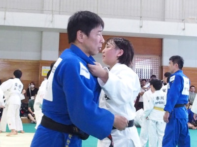 実技指導する講師