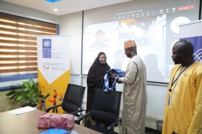 式典では、女性染色家の皆さんへ、個人防護具を贈呈（Photo Credit : UNDP Mali）