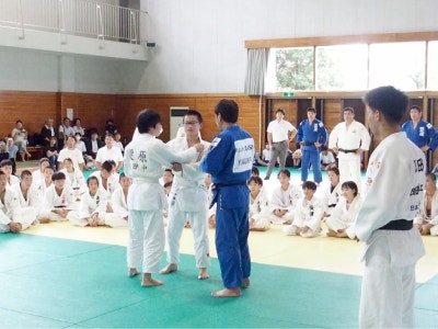 実技指導をする講師