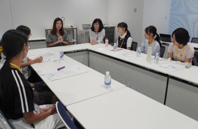 進路選択や勉強方法を相談する中高生