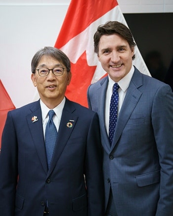 記者会見の様子 （左：当社社長 工藤 幸四郎、右：カナダ・トルドー首相）