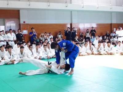 実技指導する講師
