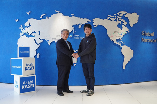 左から、旭化成株式会社/山岸 秀之、将来宇宙輸送システム株式会社/畑田 康二郎