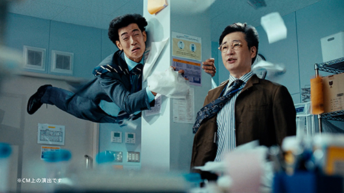 逆風で飛ばされそうになる中島さんと、平然とする上司