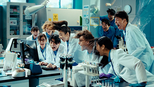 ブレイクスルーに歓喜する、新薬研究開発部員たち