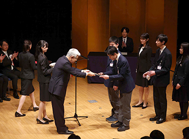 「旭化成賞」中学の部 授与の様子