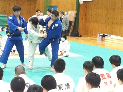 実演する中村総監督