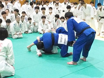 実演する中村総監督と塘内アドバイザー