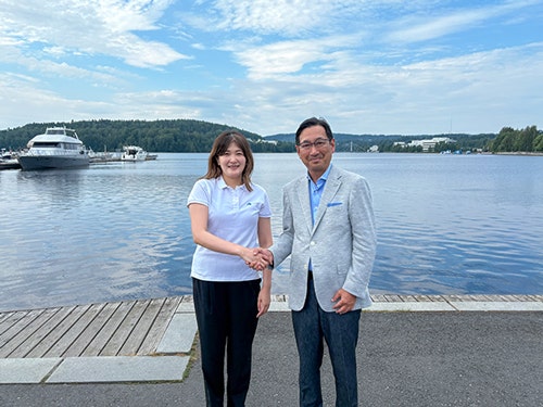 ユヴァスヤルヴィ湖畔にて、Cefmof 事務局長 新井春香氏（左）と旭化成 執行役員 竹田健二（右）