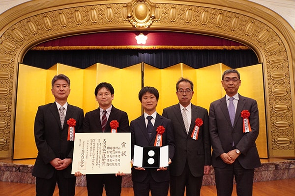 贈賞式当日の写真 （左より、村松、小西、安武、酒瀬川、田村）