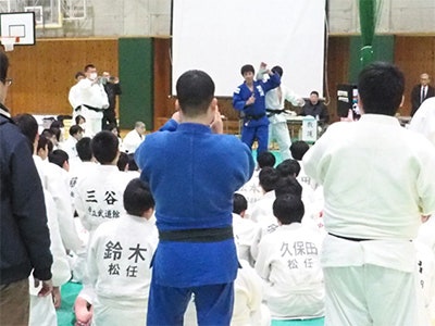 実演する塘内アドバイザー