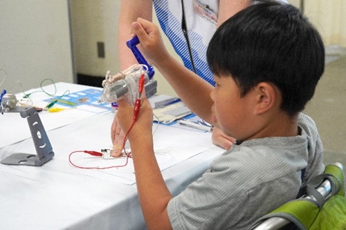 作った「充電池」に手回し発電で電気を貯めています