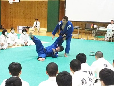 実演する中村総監督と塘内アドバイザー