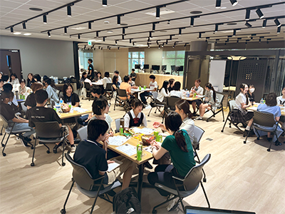 社員との座談会にて、参加者の将来のイメージを膨らませてもらっています