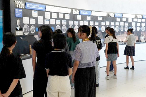 本社オフィスの展示スペース見学