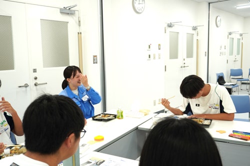 昼食を兼ねた参加生徒との従業員の交流会