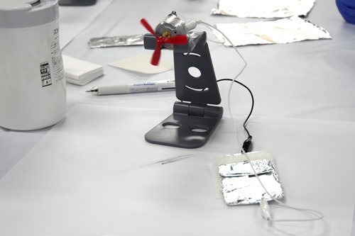 「充電池」に貯めた電気でモーターを回しました