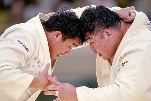 取組中の羽賀選手と王子谷選手