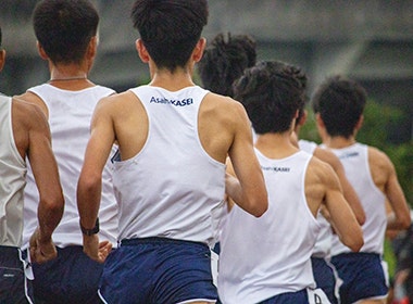 走る選手の後ろ姿