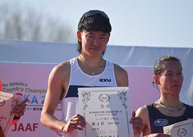 表彰式に参加する井川選手