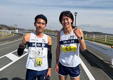 レース後に記念撮影する佐藤選手と山田選手