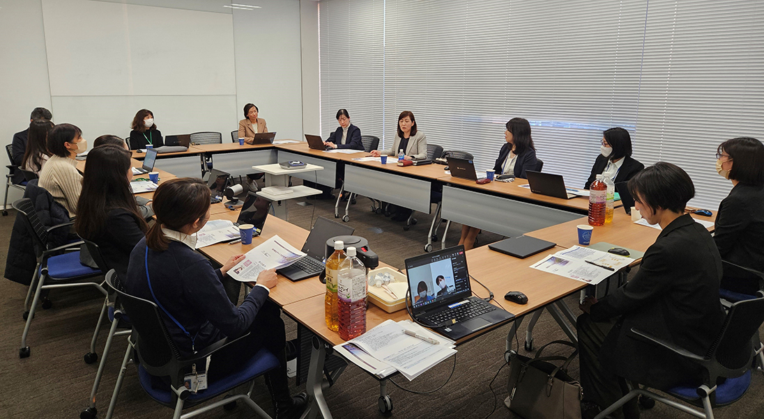 社外取締役と女性管理職とのラウンドテーブルの様子