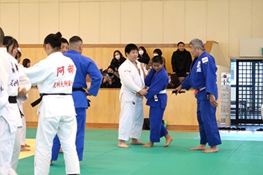 Instructors’ hands-on guidance to participants