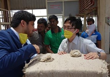 Checking collected cotton linter, providing technical guidance on dyeing