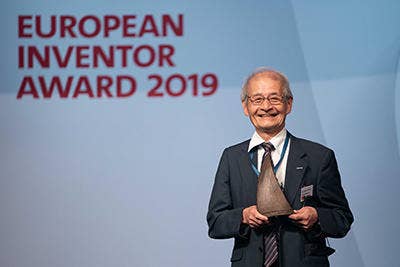 Akira Yoshino receives the award