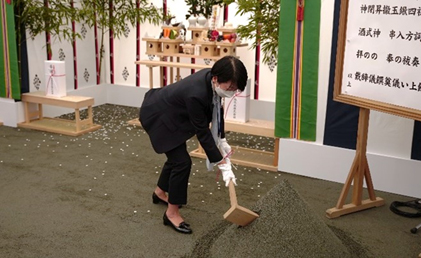 Nobuko Uetake, Senior General Manager of Asahi Kasei's Green Solution Project, at the groundbreaking ceremony for the water electrolysis pilot test plant