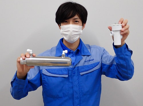 Fig. 2 The compact Klaran™ WR (right) and a conventional mercury lamp system (left)