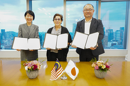 Nobuko Uetake of Asahi Kasei, Michèle Azalbert of Gentari, and Masahiro Aika of JGC at the MOU signing ceremony