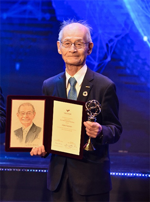 Dr. Yoshino at the Award Ceremony 