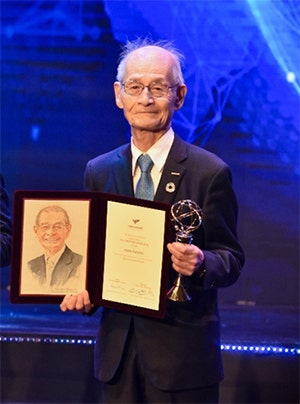 Dr. Yoshino at the Award Ceremony