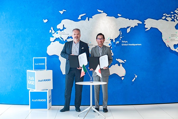 Paolo Dellachà of De Nora (left) and Kenji Takeda of Asahi Kasei (right) at the MOU Signing Ceremony at Asahi Kasei's Headquarters